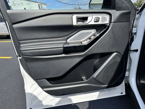 Used 2023 Ford Explorer Platinum w/ Technology Package image 9