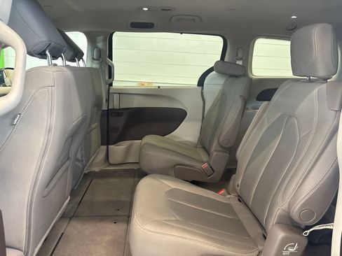 Used 2018 Chrysler Pacifica Touring Plus FWD image 15