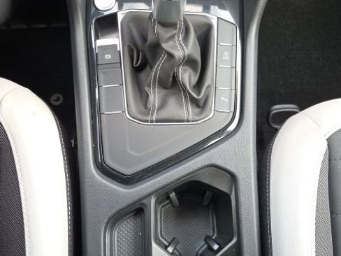 Used 2025 Volkswagen Taos SE image 18