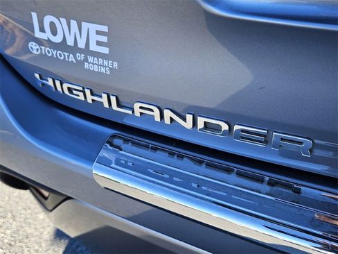 Used 2021 Toyota Highlander Platinum image 12