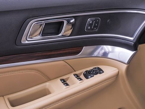 Used 2017 Ford Explorer Limited image 31