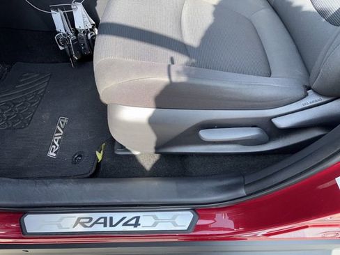Used 2019 Toyota RAV4 LE w/ Carpet Mat Package image 10
