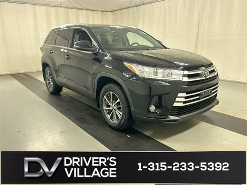 Used 2019 Toyota Highlander SE image 1