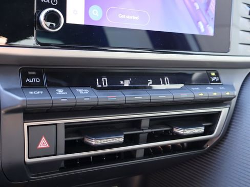 Used 2025 Toyota Camry SE image 35