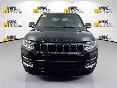 Used 2025 Jeep Wagoneer 4WD image 2