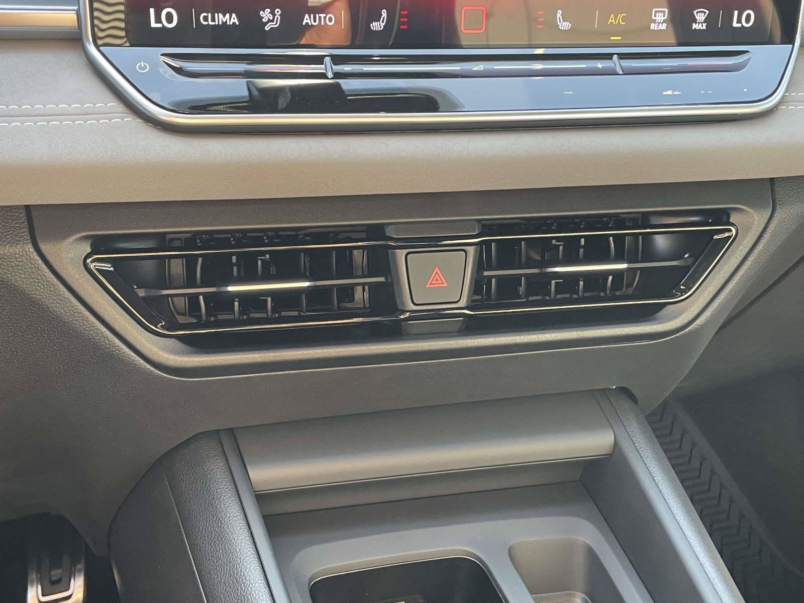 New 2026 Volkswagen Tiguan SE R-Line FWD image 28