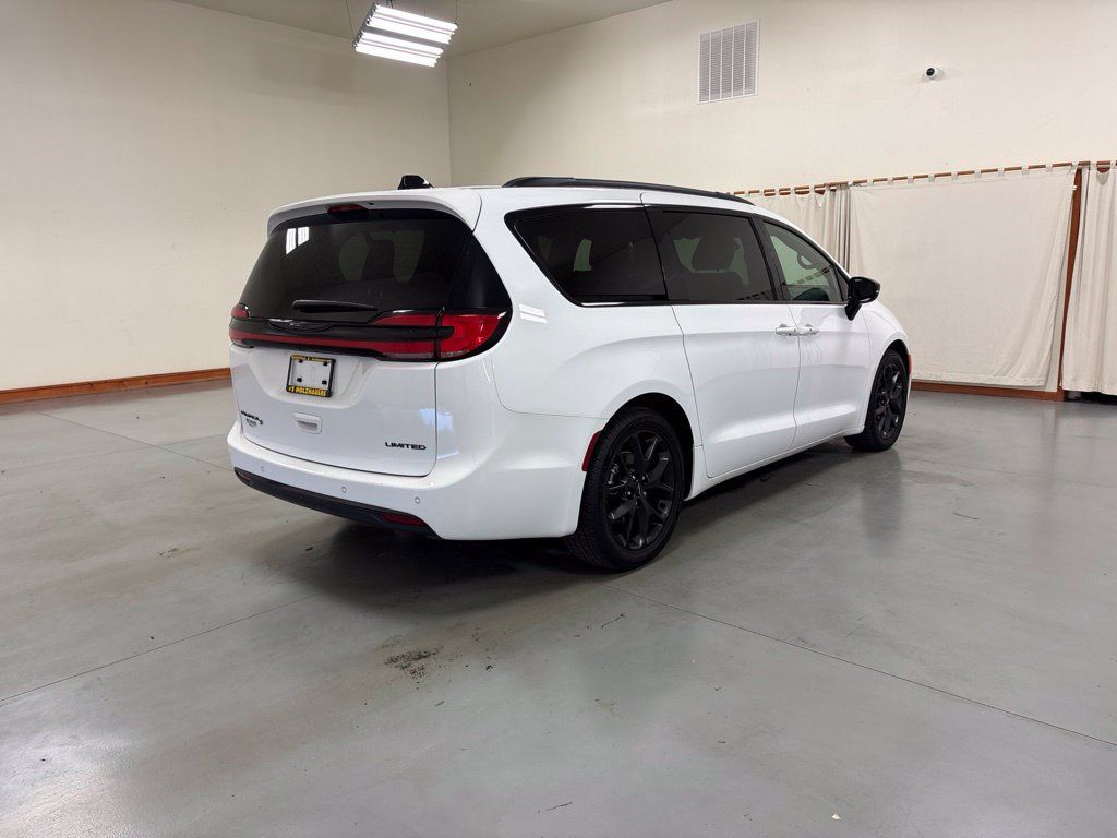 Used 2025 Chrysler Pacifica Limited FWD image 8