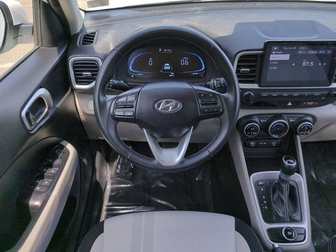 Used 2025 Hyundai Venue SEL FWD image 16