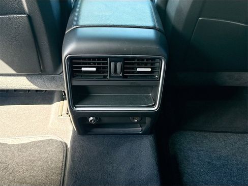 Used 2019 Porsche Cayenne w/ Premium Package image 28