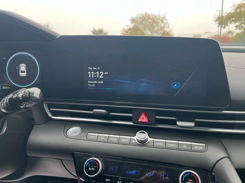 Used 2025 Hyundai Elantra Limited image 22