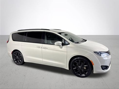Used 2019 Chrysler Pacifica Touring-L FWD image 4