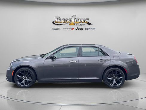 Used 2020 Chrysler 300 Touring w/ Sport Appearance Package image 4