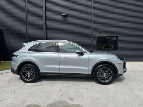 Certified 2025 Porsche Cayenne AWD/4WD image 10