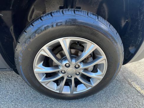 Used 2019 Jeep Cherokee Latitude Plus image 30