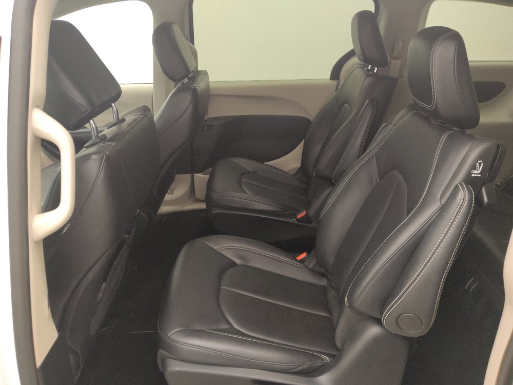 Used 2024 Chrysler Pacifica Limited FWD image 18
