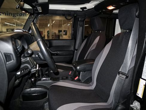 Used 2015 Jeep Wrangler Unlimited Sahara AWD/4WD image 7