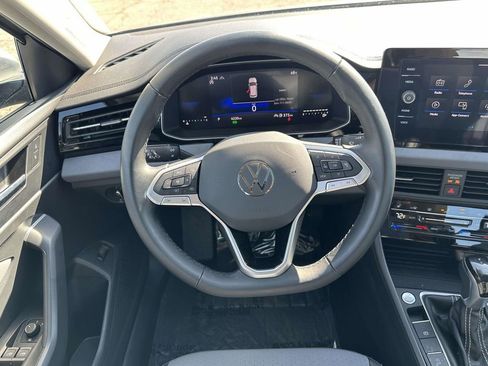 Certified 2025 Volkswagen Jetta SE w/ Sunroof Package image 15