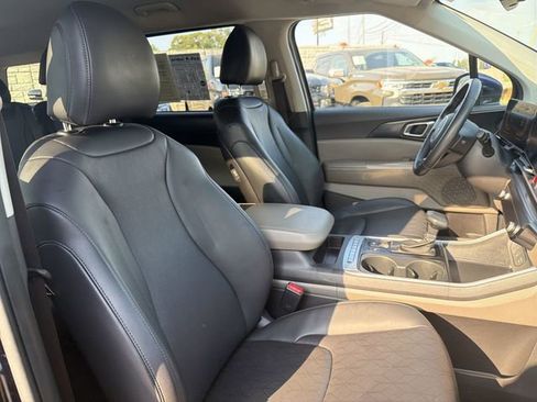 Used 2025 Kia Carnival FWD image 25