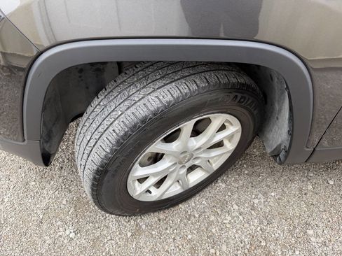 Used 2016 Jeep Cherokee Latitude w/ Cold Weather Group image 19