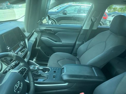Used 2023 Toyota Highlander LE FWD image 8