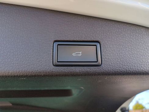 Used 2016 Volkswagen Touareg Sport image 31