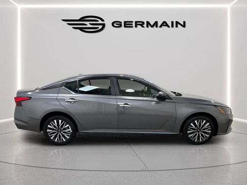 Used 2024 Nissan Altima 2.5 SV AWD/4WD image 8