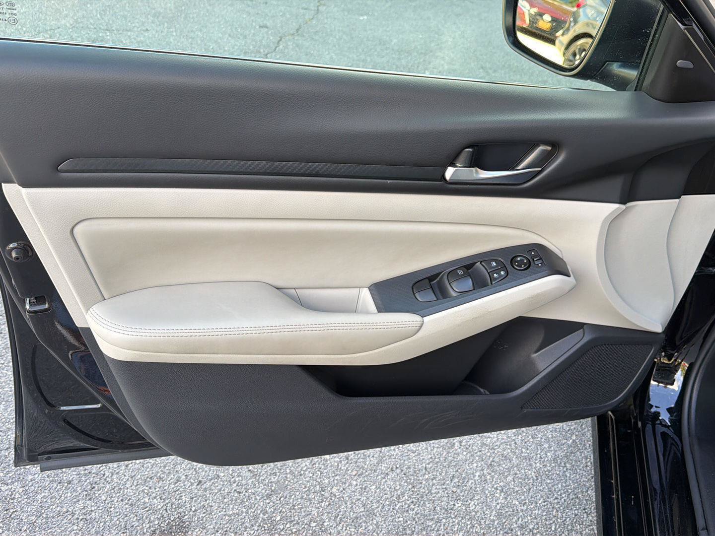 Used 2025 Nissan Altima 2.5 SV FWD image 16