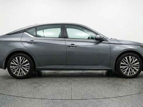 Used 2025 Nissan Altima 2.5 SV FWD image 11