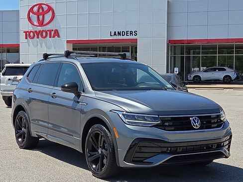 Used 2023 Volkswagen Tiguan SE R-Line FWD image 1