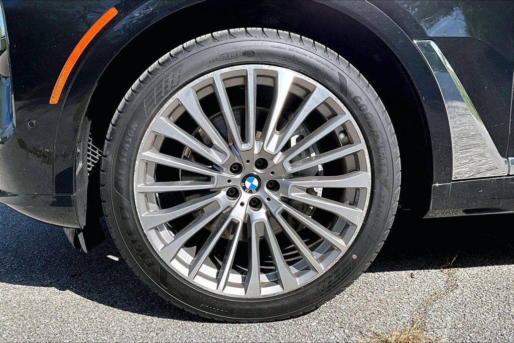 Used 2025 BMW X7 xDrive40i w/ Premium Package AWD/4WD image 11