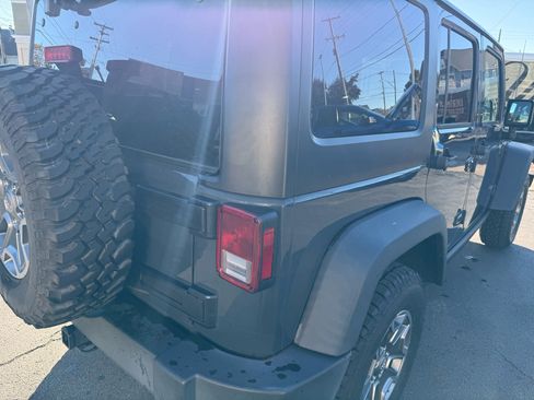 Used 2018 Jeep Wrangler Unlimited Rubicon w/ Connectivity Group image 13