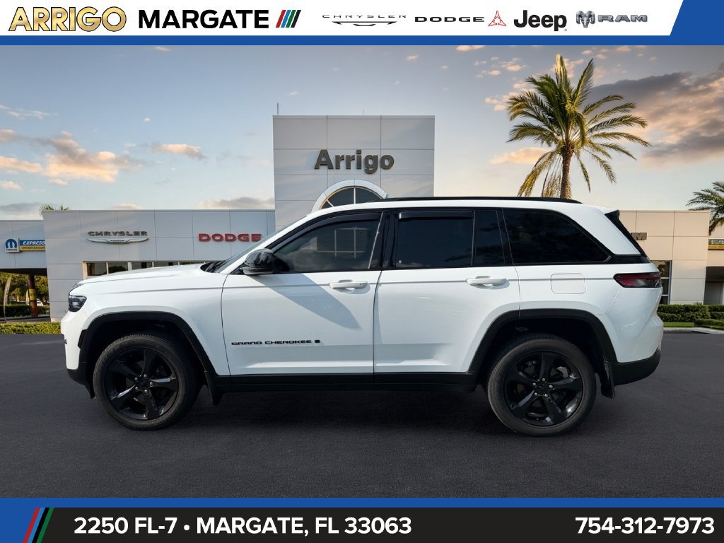 Used 2024 Jeep Grand Cherokee Altitude RWD image 4