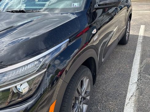 Used 2023 Kia Seltos LX image 2