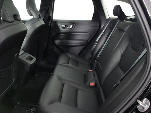 Certified 2025 Volvo XC60 B5 Core image 32