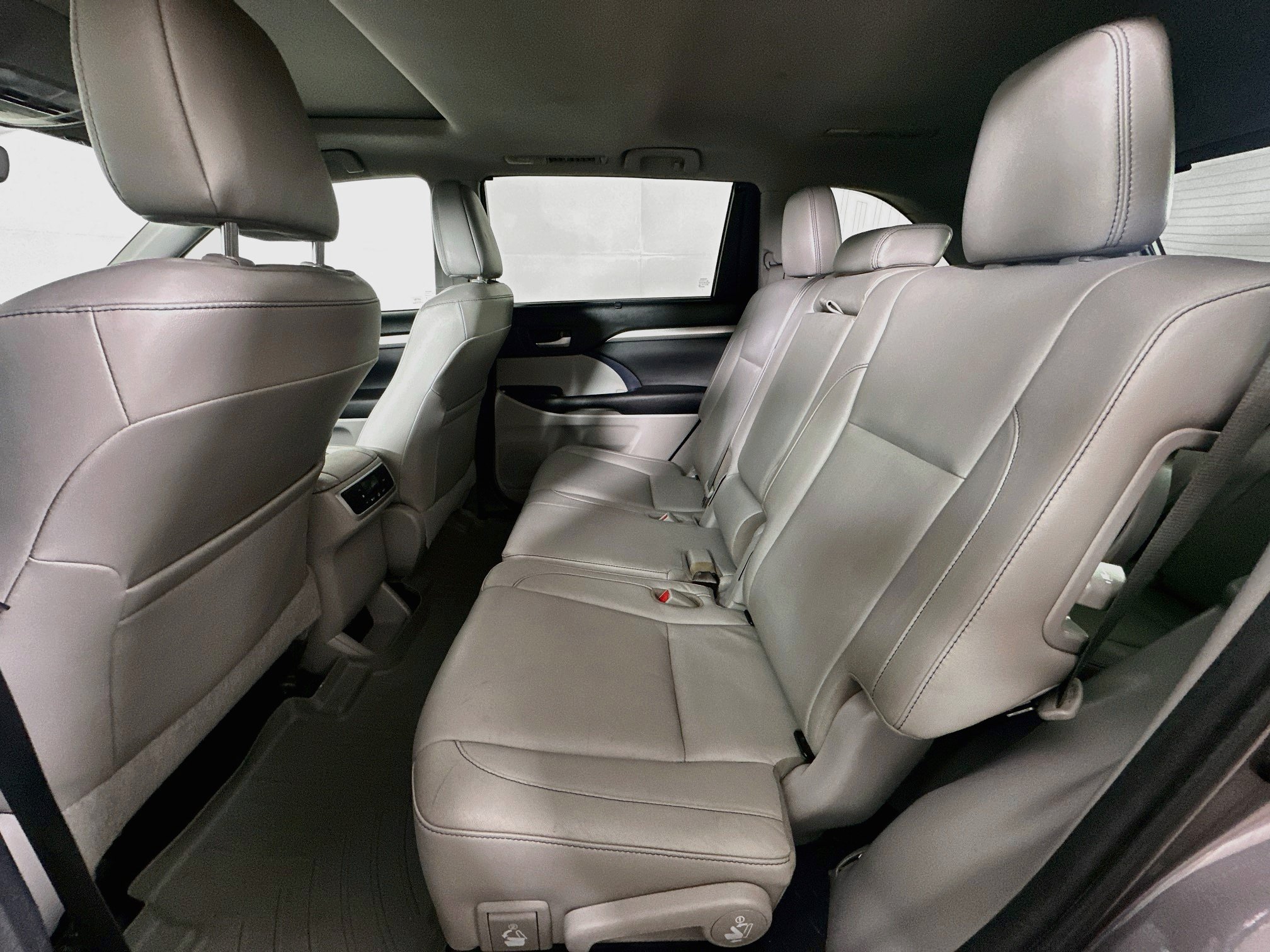 Used 2017 Toyota Highlander XLE w/ Carpet Mat Package AWD/4WD image 28
