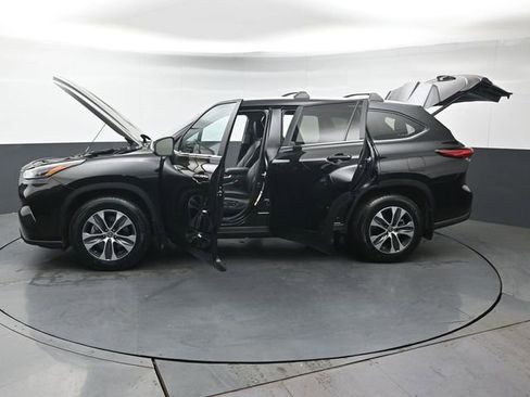 Used 2023 Toyota Highlander XLE AWD/4WD image 45