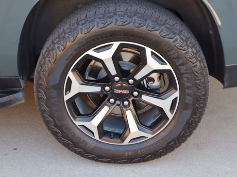 Used 2025 GMC Yukon XL AT4 AWD/4WD image 30