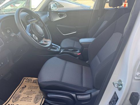 Used 2025 Kia Soul LX w/ LX Technology Package FWD image 24