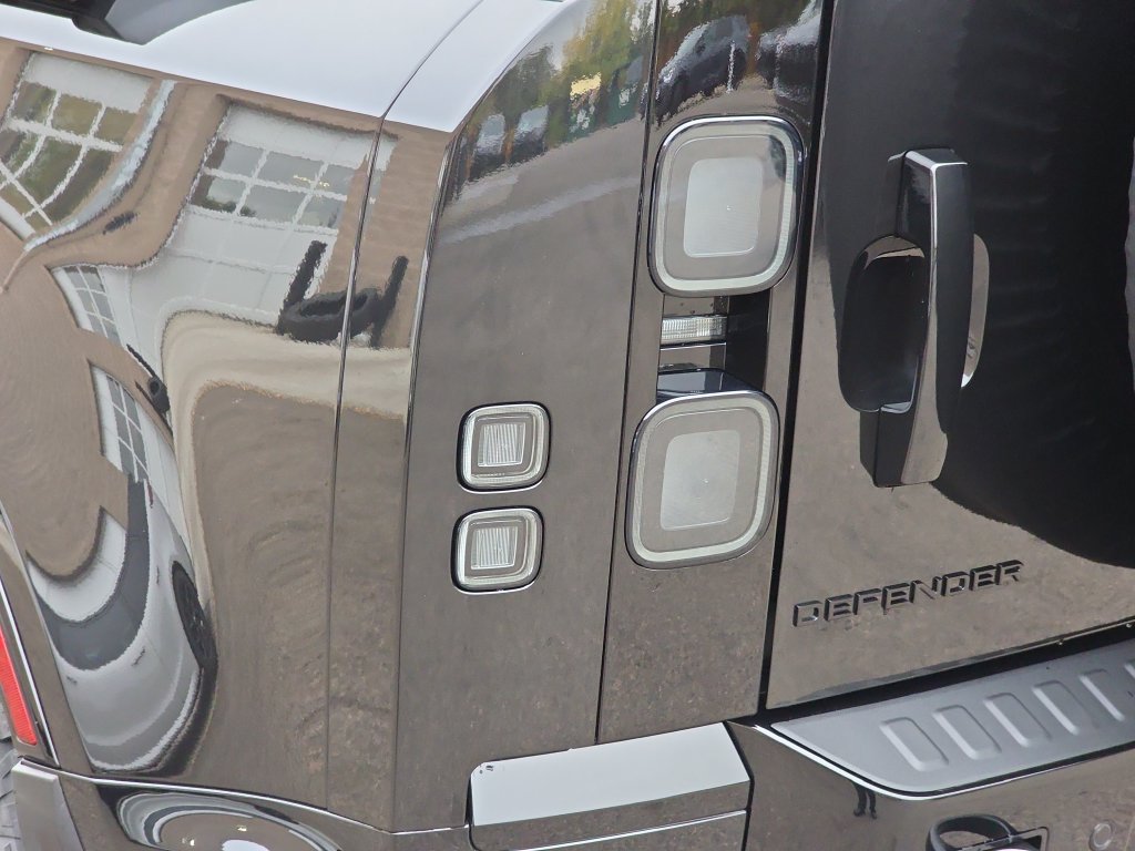New 2026 Land Rover Defender 110 X-Dynamic SE AWD/4WD image 23