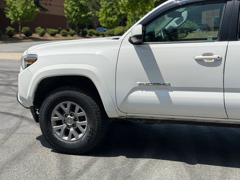 Used 2017 Toyota Tacoma SR5 w/ Tow Package RWD image 4