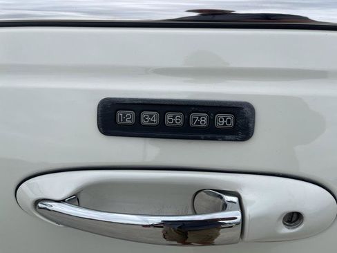 Used 2003 Lincoln Town Car Executive RWD image 22