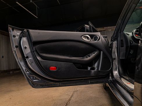 Used 2018 Nissan 370Z Coupe RWD image 20