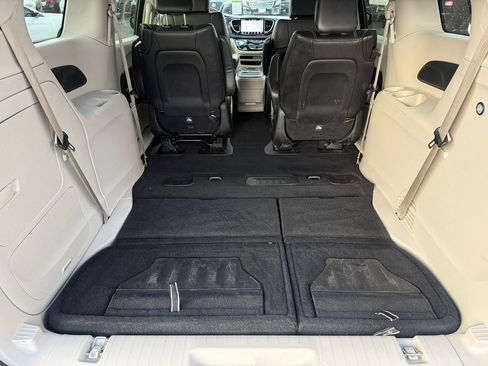 Used 2024 Chrysler Pacifica Select image 16