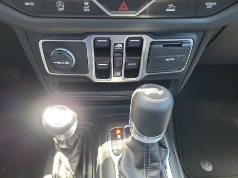 Used 2025 Jeep Wrangler Unlimited Sahara w/ Technology Group AWD/4WD image 18