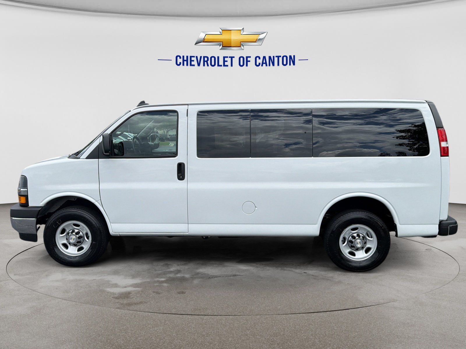 Used 2022 Chevrolet Express 2500 LT RWD image 8