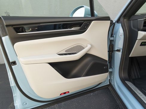 Used 2025 Porsche Macan 4S Electric image 12