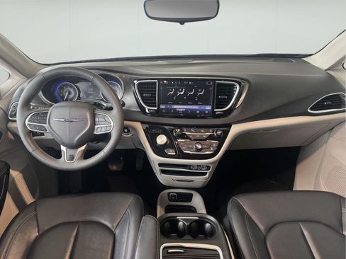 Used 2024 Chrysler Pacifica Touring-L FWD image 11