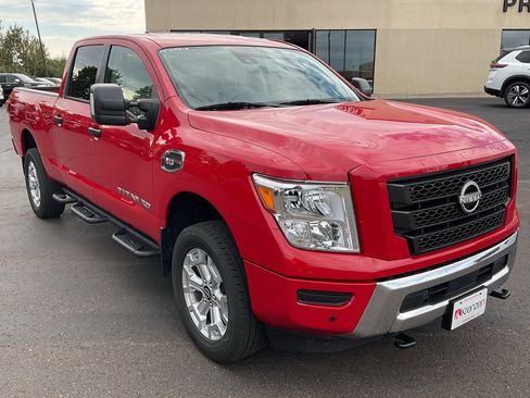 Used 2024 Nissan Titan SV w/ SV Convenience Package image 3