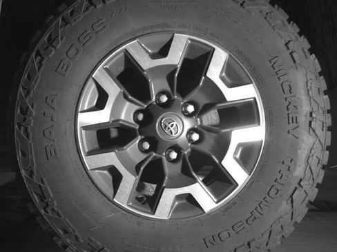 Used 2022 Toyota Tacoma TRD Off-Road w/ Technology Package AWD/4WD image 13