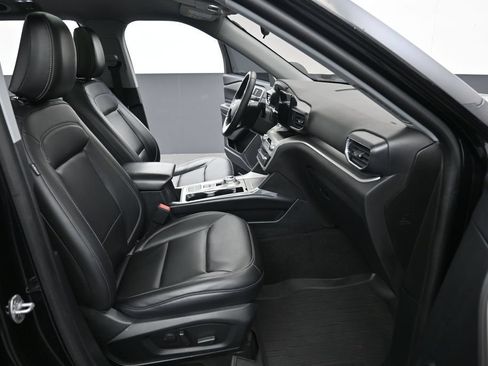 Certified 2021 Ford Explorer XLT w/ Equipment Group 202A RWD image 16